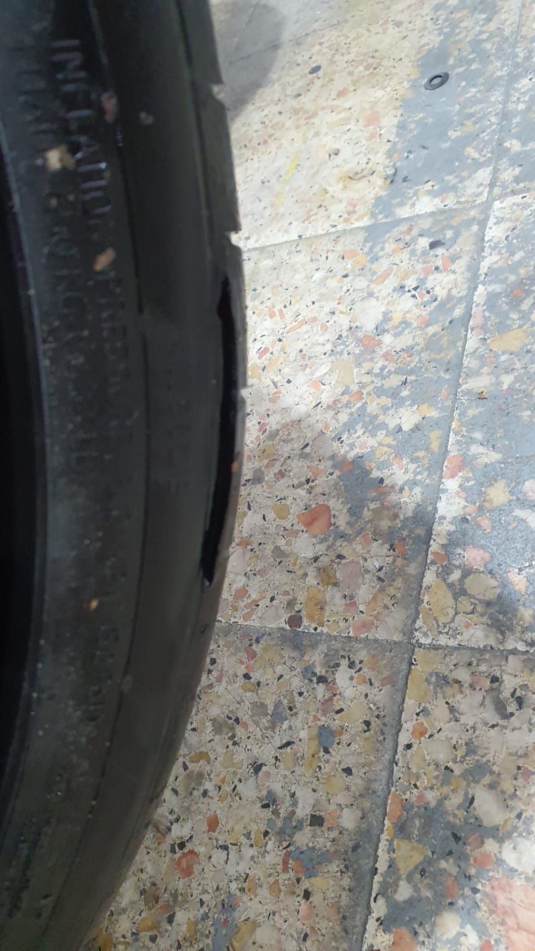Continental Pneus - Piso do pneus a descolar