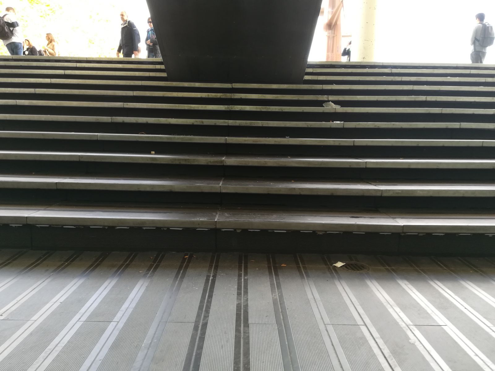 Centro Vasco da Gama - Degrau de escada deficiente